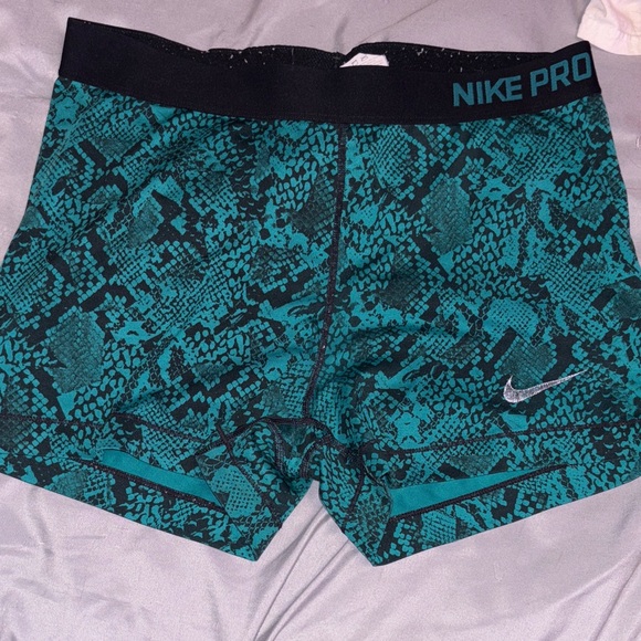 Nike Pro Teal and Black Patterned Shorts - Picture 1 of 2